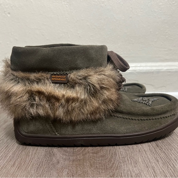 Manitobah Waterproof Keewatin Mukluk boot in suede with rabbit fur trim Size 9 - Picture 5 of 7